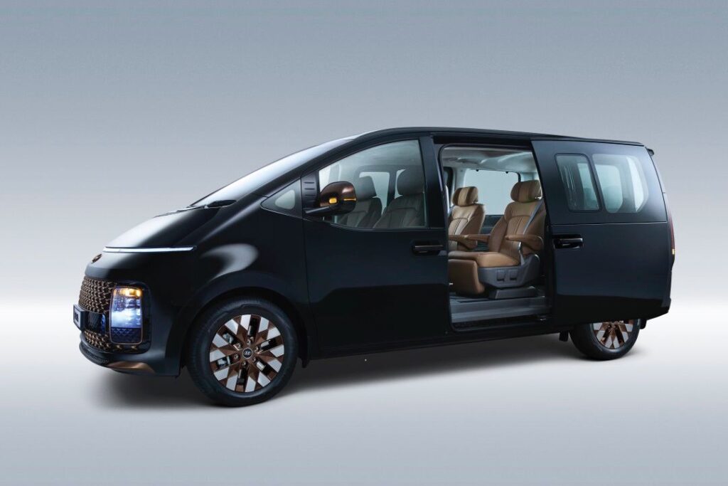 VIP vs Standard Umrah Transport – Which One Should You Choose?